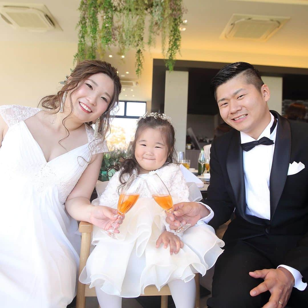 小松結婚式 M&U エムアンドユー ウェディングさんのインスタグラム写真 - (小松結婚式 M&U エムアンドユー ウェディングInstagram)「【パーティーレポート】披露宴がスタートし家族3人で記念写真！﻿ ﻿ パーティーは木場潟湖畔にあるレストラン「ラーゴビアンコ」でおこなわれました。﻿ ﻿ *・。*・ウェディングストーリー*・。*・﻿ 結婚3周年のタイミングでお式をされたお二人。﻿ ﻿ お子さまが誕生し生活が落ち着いたことを機に、3年越しの念願を叶えられました。 ﻿ ﻿ 「地元で・印象に残る結婚式にしたい・友達をたくさん呼びたい」と木場潟でのガーデン挙式に。 ﻿ ﻿ 挙式・パーティーの様子をご紹介していきます♪﻿ ﻿ LOCATION : UMI no RUSTICWEDDING﻿ PARTY SPACE : LAGO BIANCO﻿ Season：Autumn﻿ ﻿ M&Uの公式サイトでは、挙式・披露会陰会場のご紹介やパーティーレポート、最新の情報などをご確認いただけます。﻿ ﻿ プロフィール( @mandu_wedding )内にあるURLよりご確認ください。﻿ ﻿ *・。*・。*・。*・。*・。*・。*・。﻿ ﻿ 【苔の里・木場潟を巡る♪ 杜と湖のラスティックウエディング見学会】﻿ ﻿ 南加賀の大自然を舞台とする“杜と湖のラスティックウエディング”。﻿ その舞台となる苔の里・木場潟の見学ツアーです。﻿ 実際のロケーションを体感してお二人のイメージを膨らませてください！﻿ ﻿ ○開催日／土日祝の11:00〜15:00（完全予約制）﻿ ○お問い合わせ・お申し込み／プロフィール内のリンクより公式サイトにお進みください。﻿ ﻿ *・。*・。*・。*・。*・。*・。*・。﻿ ﻿ 【M&U WEDDING の結婚式】﻿ ﻿ 100年経っても変わらないこの景色。﻿ 訪れるたび、幸せの記憶がよみがえる。﻿ ﻿ 石川県小松市。ここにある自然環境を最大限に活かした、シンプルでナチュラルな結婚式、『ラスティックウエディング』﻿ ﻿ ラスティックとは、「素朴」や「温かみ」という意味があります。﻿ 自然に囲まれて、気持ちのよい日差しを浴びながら、飾り過ぎない素の美しい世界で、大切なゲストとかけがえのない時間を過ごす。まるで映画のワンシーンのようなウエディングです。﻿ ﻿ *・。*・。*・。*・。*・。*・。*﻿ ﻿ ﻿ ﻿ ﻿ ﻿ #家族写真﻿ #エムアンドユー花嫁 #パーティーレポート﻿ #杜と湖のラスティックウェディング #エムアンドユー #苔の里 #木場潟公園 #石川 #石川県 #小松市#小松 #金沢市 #金沢 #加賀 #加賀市 #野々市#野々市市 #白山 #白山市 #小松結婚式 #小松市結婚式 #小松結婚式場 #小松市結婚式場  #ラスティックウェディング #リゾートウェディング  #小松カフェ #金沢カフェ #ホテルビナリオKOMATSUセントレ #ラーゴビアンコ」8月30日 12時52分 - mandu_wedding