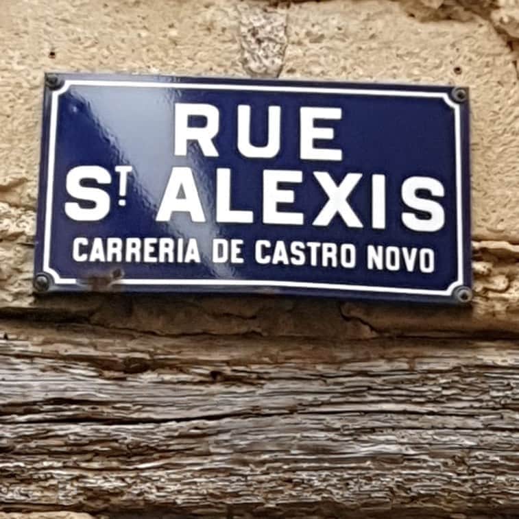 アレクシマビーユさんのインスタグラム写真 - (アレクシマビーユInstagram)「Saint Alexis street in Malaucène picture by my dad @bmabille922  #Provence #france #saintalexis #malaucene #alexismabille #alexis #alexisstreet #enamel #blue #plaquederue #fun #urban #streetstyle @alexismabille」8月30日 12時52分 - alexismabille