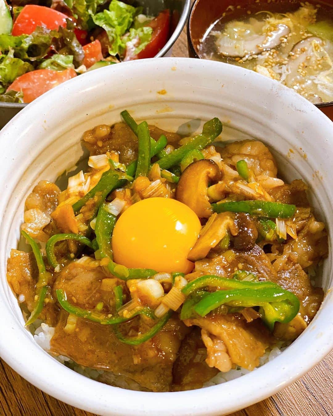 のインスタグラム：「カルビ丼ーーーー❣️ 昨日のパパが作ってくれた夕飯。 タレの感じとか美味しすぎてちょっとひいた😂笑 ・ #旦那飯 #カルビ丼  #肉  #男飯  #おうちごはん  #おうちごはんlover  #おうちごはん部  #わんぱく飯」