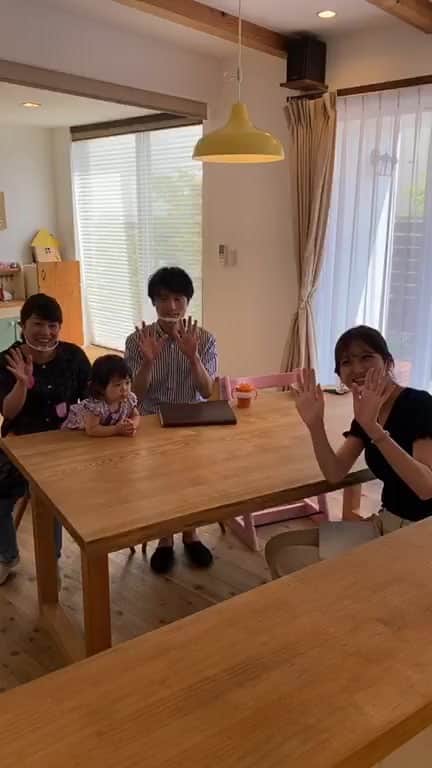 satsumahomeのインスタグラム：「お家で楽しめるLIVE見学の見逃し配信！  ・ ————————————————————— さつまの注文住宅  @satsumahome ————————————————————— さつまのYouTube  @satsuma.youtube ————————————————————— さつまの資料請求 @sh.request ————————————————————— さつまのイベント @sh.eventinfo ————————————————————— さつまのLINE 　　@sh.lineinfo ————————————————————— ・  #さつまホーム #無添加住宅 #漆喰 #無垢床 #goooodhome #キッチン #オリジナルキッチン #カウンターキッチン #杉 #stayhome #home #自粛 #配信 #白い家 #ライブ配信 #配信 #LIVE #モデルハウス #森林 #森 #景色 #ナチュラル #ナチュラルデザイン #オンライン #小上がり #勾配天井」