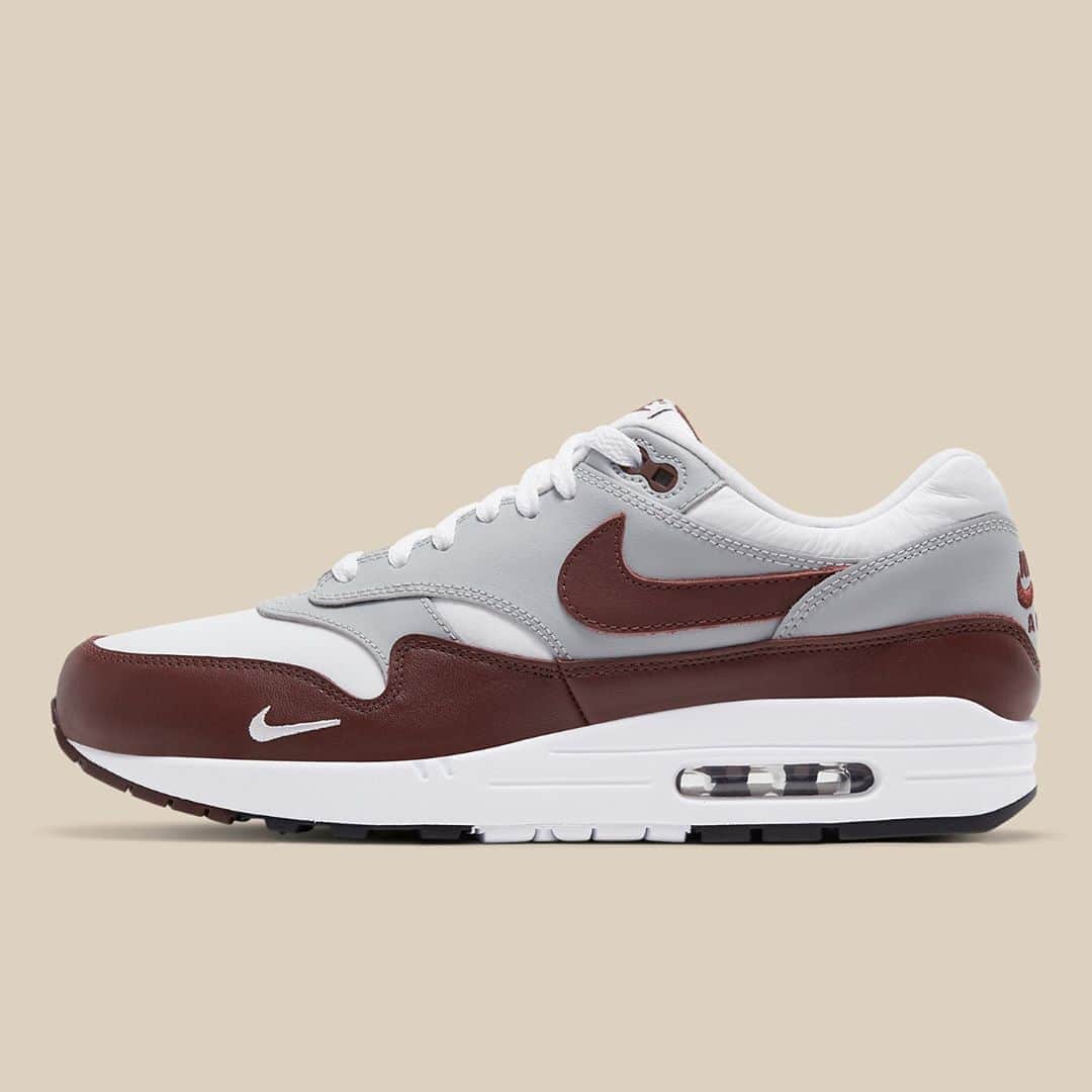 Sneaker Newsさんのインスタグラム写真 - (Sneaker NewsInstagram)「More Air Max 1 releases are surfacing! This all-leather build features a brown mudguard and Swoosh as well as a miniature logo at the forefoot. Need these! Link in bio for a closer look.」8月30日 13時00分 - sneakernews