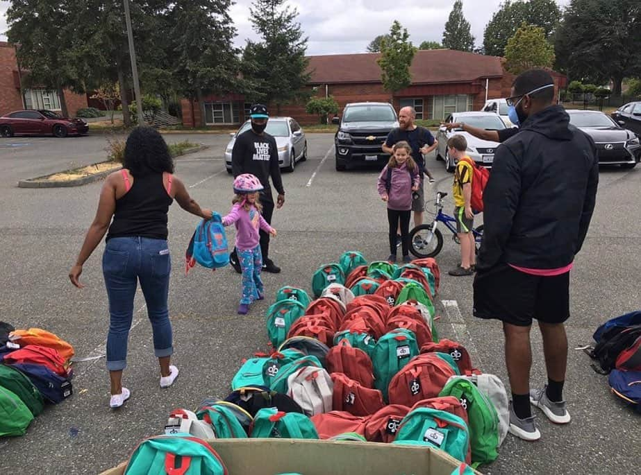 アイザイア・トーマスさんのインスタグラム写真 - (アイザイア・トーマスInstagram)「10th annual backpack giveaway was great for the soul during these crazy times in 2020!!! Appreciate EVERYBODY who came to volunteer and thank you @worldvisionusa @worldvision for always supporting every event we do in the community... Thank you @sunshyne_o for organizing this on such short notice. Just trying to do my part #Blessed #Thankful #Tacoma」8月30日 13時02分 - isaiahthomas