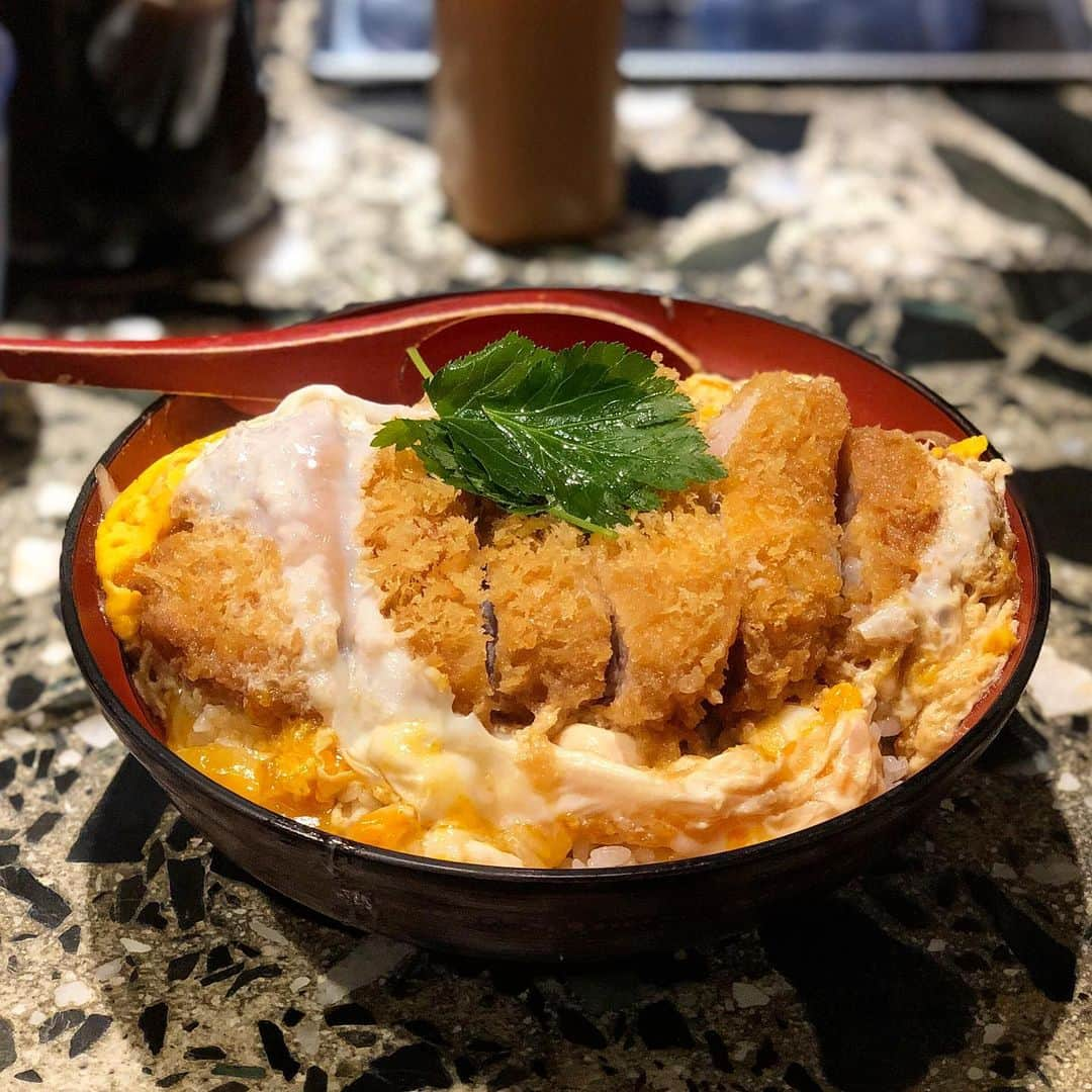 岡峰光舟さんのインスタグラム写真 - (岡峰光舟Instagram)「昨日寝る時から「明日の昼はかつ丼」となっていたのでちょいと用事をすませ笹塚へ。んで移転前のロビンがあったとこのとんかつ屋さんに。 かつ丼580円！ 最高\( ˆoˆ )/ ブラ#とんフレ  #かつ丼」8月30日 13時03分 - kohshuokamine