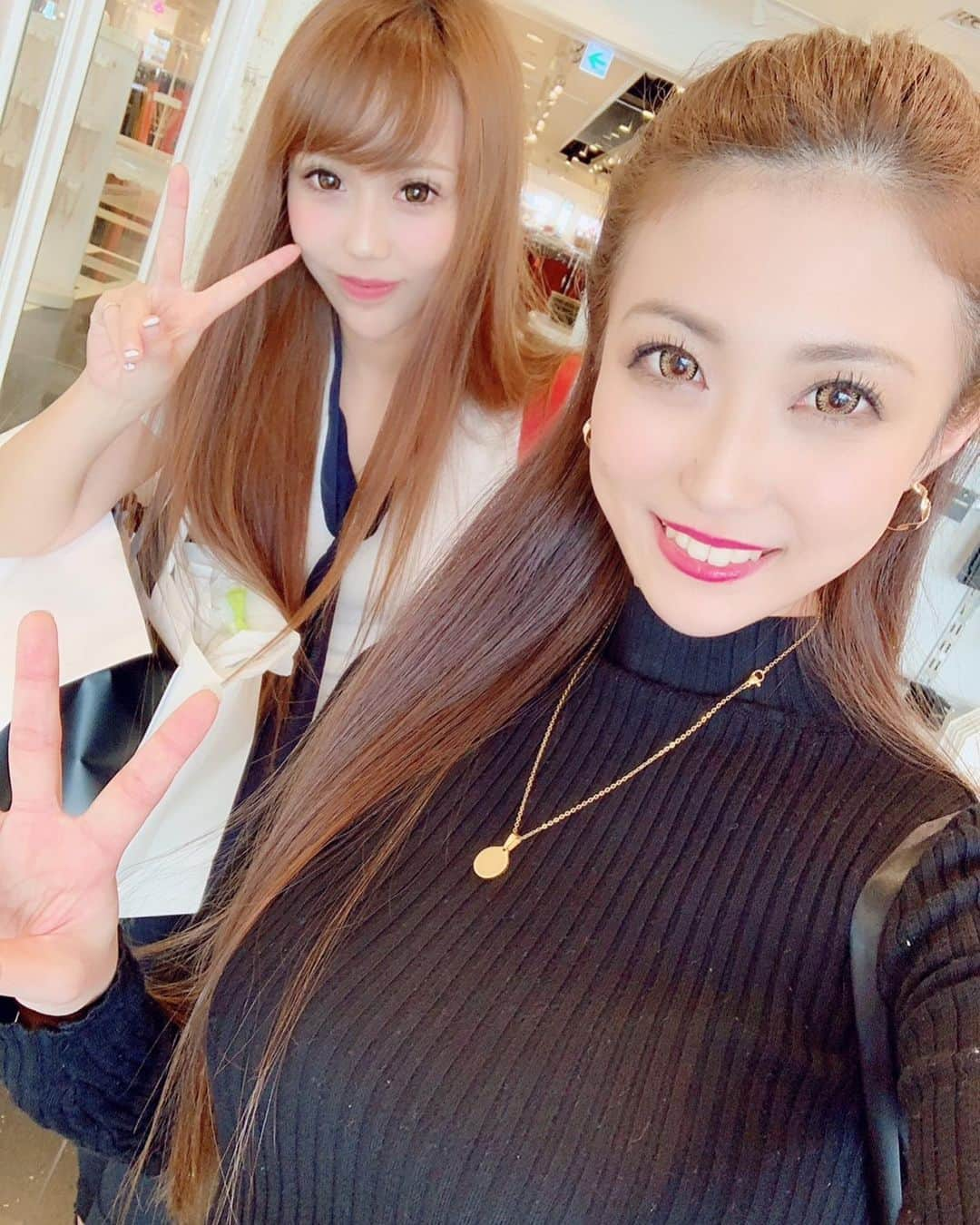 美月りょうさんのインスタグラム写真 - (美月りょうInstagram)「あっついからすぐバテちゃう。 いつかのみらたんとの🤤💕  ️ #福岡#中洲#歌舞伎町#すすきの#北新地#ミナミ#名古屋#錦#キャバクラ#ガールズバー#ニュークラブ#ラウンジ#クラブ#朝キャバ#昼キャバ#朝昼キャバ#キャバ#キャバ嬢#キャバドレス#ヘアセット#ヘアメイク#ポケパラ #ナイツネット#キャバキャバ#AV女優#宣材写真#モデル#美月りょう#博多#大人のキッズルーム」8月30日 13時04分 - mizukiryou