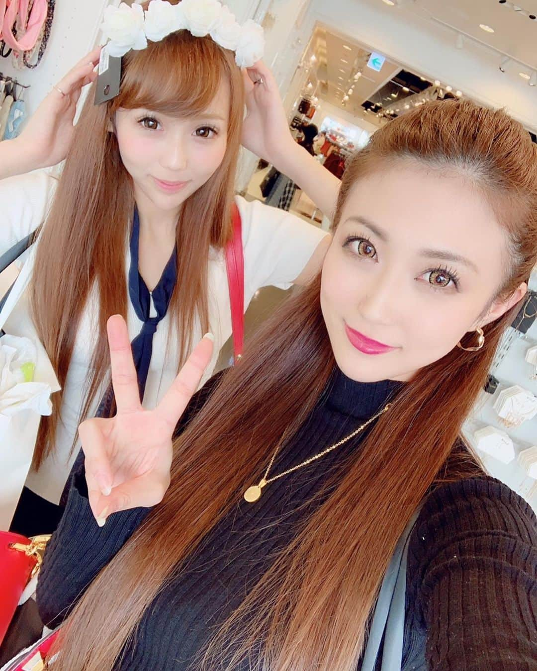 美月りょうさんのインスタグラム写真 - (美月りょうInstagram)「あっついからすぐバテちゃう。 いつかのみらたんとの🤤💕  ️ #福岡#中洲#歌舞伎町#すすきの#北新地#ミナミ#名古屋#錦#キャバクラ#ガールズバー#ニュークラブ#ラウンジ#クラブ#朝キャバ#昼キャバ#朝昼キャバ#キャバ#キャバ嬢#キャバドレス#ヘアセット#ヘアメイク#ポケパラ #ナイツネット#キャバキャバ#AV女優#宣材写真#モデル#美月りょう#博多#大人のキッズルーム」8月30日 13時04分 - mizukiryou