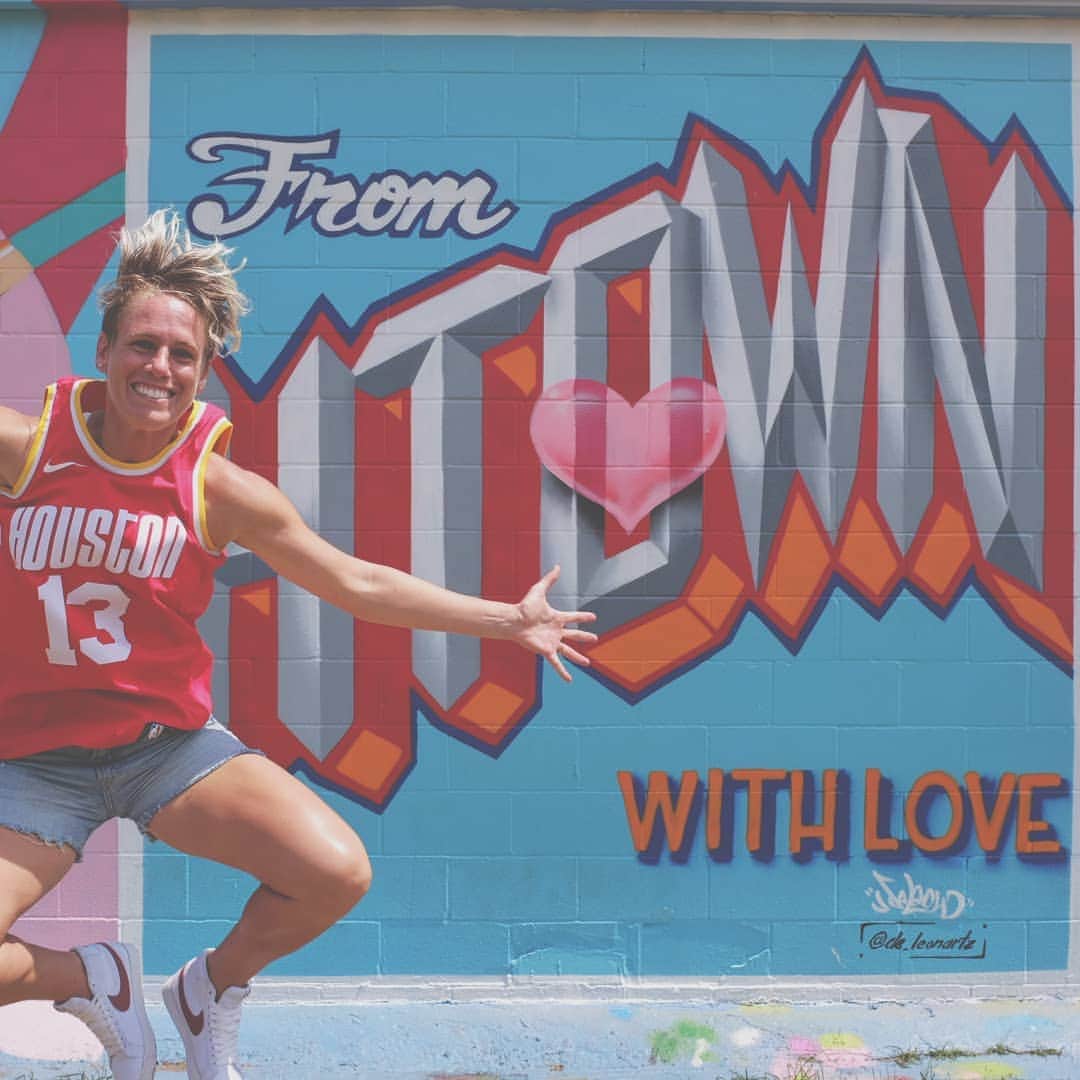ソフィー・シュミットのインスタグラム：「James Harden ownes my team and tonight he will own the Oaklahoma City Thunder. Go Houston Rockets!  . . #Houston #rockets #HoustonRockets #DashTFOn  #DashOn #Nike #houstongraffiti」