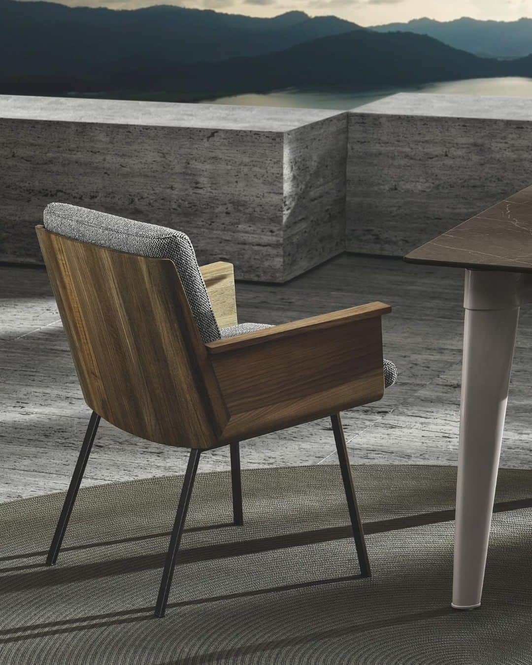 Minotti Londonさんのインスタグラム写真 - (Minotti LondonInstagram)「The Daiki Outdoor seats by @mkogan27/@studiomk27 convey an elegant retro look and feel, with their exquisite teak shell and soft cushions inviting you to relax outdoors.  Discover Daiki Outdoor via the link in our bio.  #minottilondon #minotti2020collection #daiki #outdoor #minotti #madeinitaly #marciokogan #studiomk27 #armchair #couture #design #creativity #indoor #outdoor #interiordesign #designlover #architecture #furniture」8月30日 4時09分 - minottilondon