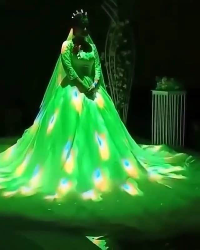 のインスタグラム：「Rate this #outfit 😍 ❤️ ❤️❤️ ❤️❤️❤️ Follow ↪️@instaoutfitstore for more Credit DM ❤️❤️❤️ ❤️❤️ ❤️ . . . . . #todayoutfit #glowing #glitter #instafashion #fashioninsta  #outfitinspo #fashionlovers #fashionist  #styleblogger」