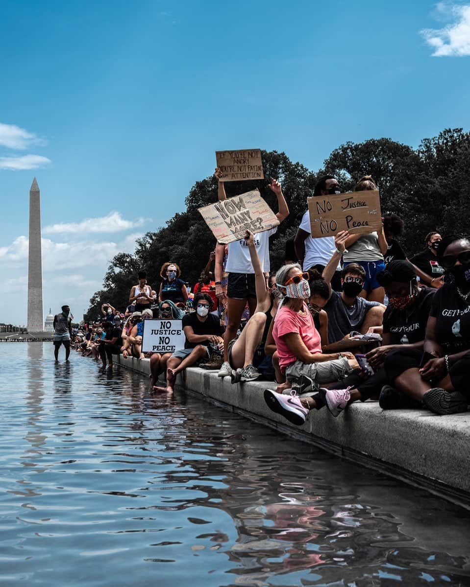 National Geographic Creativeさんのインスタグラム写真 - (National Geographic CreativeInstagram)「Photo by Joshua Rashaad McFadden @joshua_rashaad  On August 28, 2020, thousands of people gathered at the National Mall for the Commitment March in Washington, D.C. Some people stood in the Lincoln Memorial Reflecting Pool to feel relief from the blistering sun.  Yesterday's march honored the 57th anniversary of the March on Washington for Jobs and Freedom, which occurred on August 28, 1963, and emphasized the work still to be done, especially on police and criminal justice reform.」8月30日 4時56分 - natgeointhefield