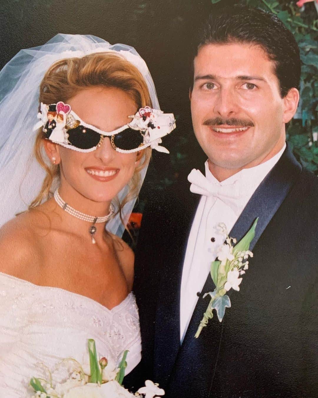 マーリー・マトリンさんのインスタグラム写真 - (マーリー・マトリンInstagram)「Blissful 27 years of marriage to my man...I’m blessed! #kevin #27years #4children #iamstillapainintheass #1993 #winklerhouse 💜🤟👰🏼🤵🏼」8月30日 4時57分 - themarleematlin