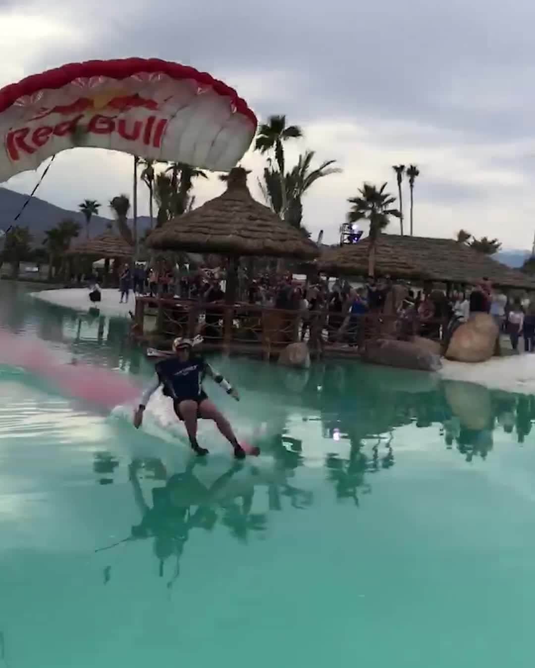 レッドブルのインスタグラム：「coming in HOT 🔥🔥🔥  🏃‍♂️: @jeffprovenzano  #aerial #watersports #skydiving #redbull #givesyouwings」