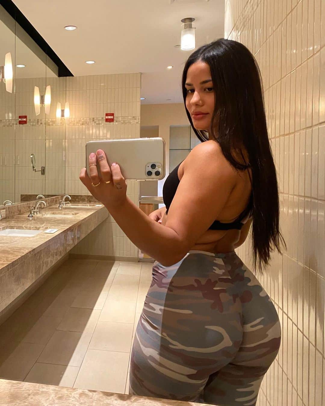 Katya Elise Henryさんのインスタグラム写真 - (Katya Elise HenryInstagram)「what leggings? 👀 ahhh it’s been a hot minute since I’ve checked up on my WBK girls who are doing my 8 week THICC program! telllll meeeeee how you’re surviving 😈 are you starting to see results yet? gettin thiccccy? booty poppinnn?  - - for my 8 week booty builder program ~ link in bio!」8月30日 5時01分 - katyaelisehenry