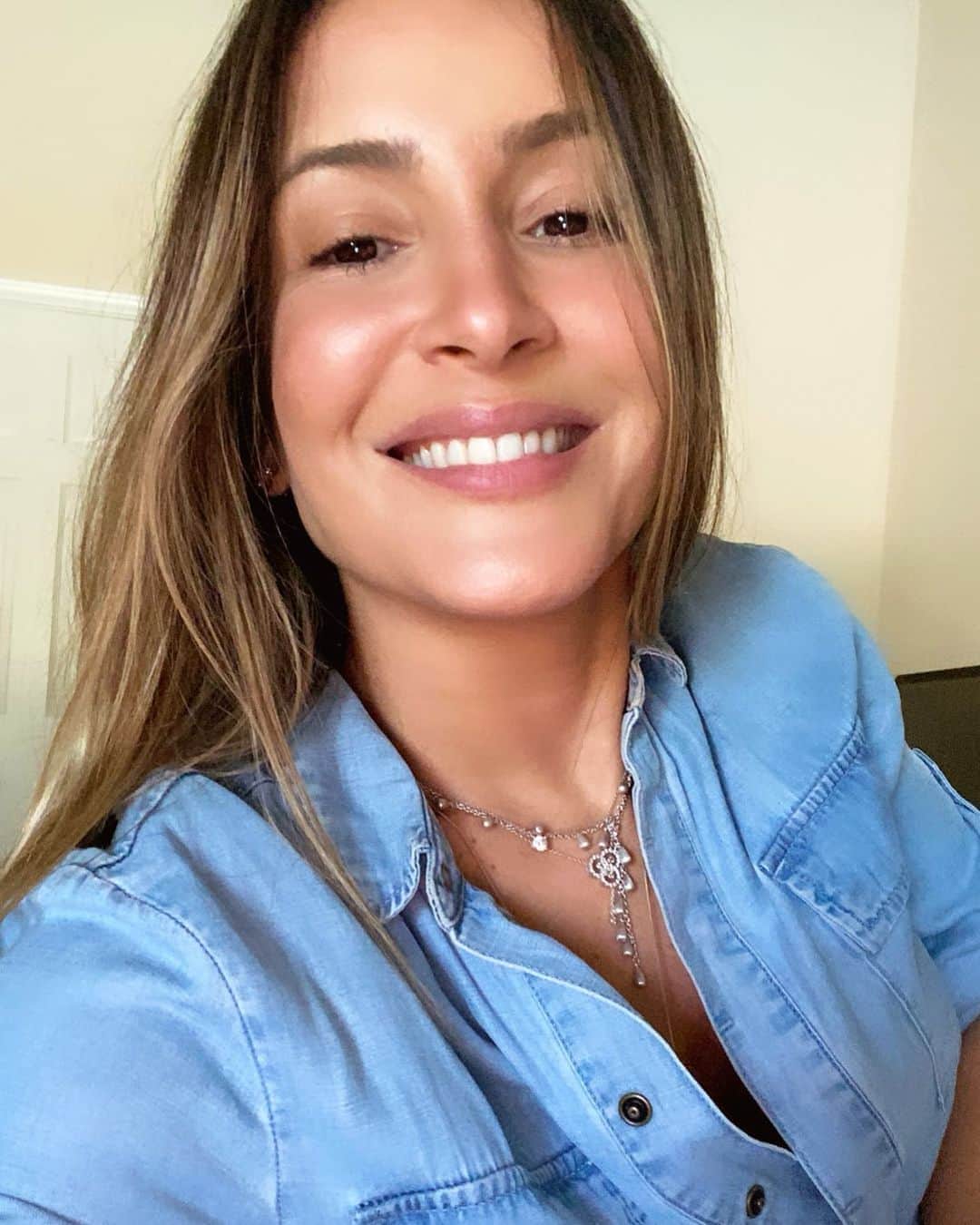 Claudia Leitteのインスタグラム：「Para o quê- ou quem?- você quer mandar um #Desembaça? Diga aí nos comentários o que merece um “se saia, véi!” da sua vida, diga!! Ps. Pausa nas gravações para um café. E o povo do meu grupo no Telegram que aguente depois! Rsrsrs」