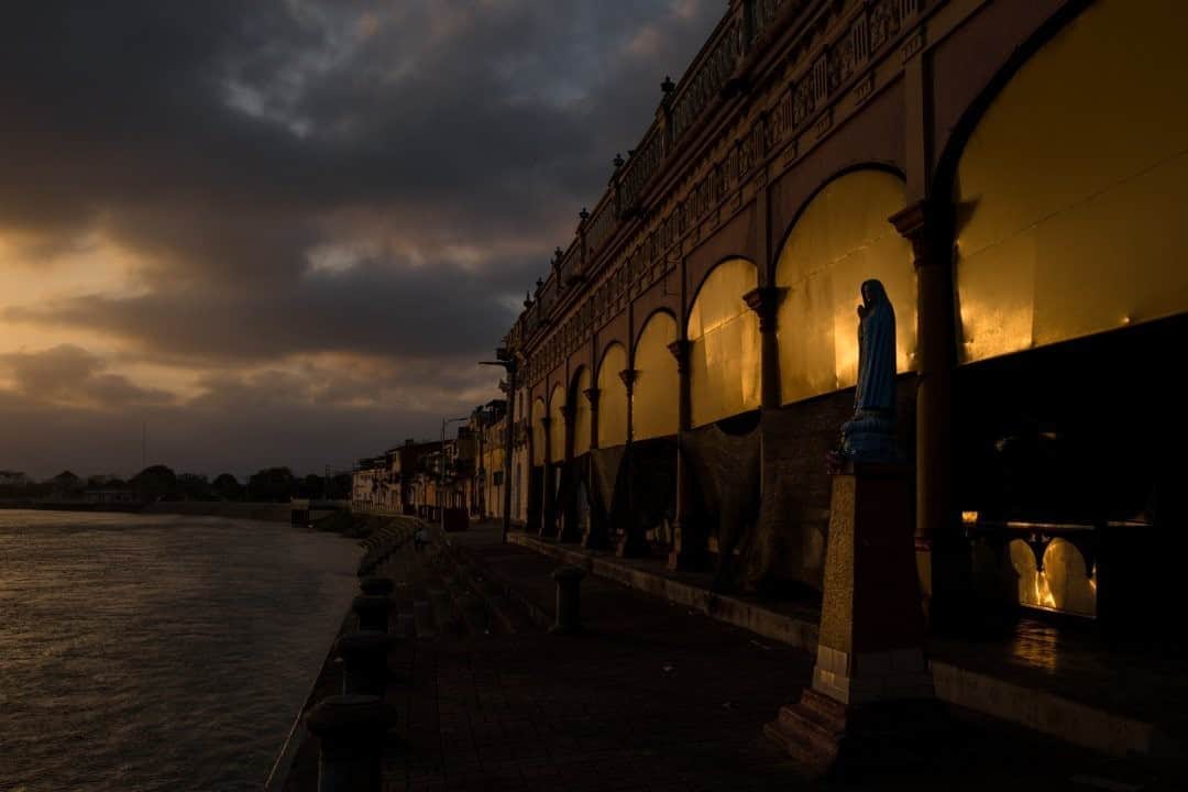 National Geographic Travelさんのインスタグラム写真 - (National Geographic TravelInstagram)「Photo by @juancristobalcobo  The sun sets at the old market in Lorica, Colombia. Next to the Sinú River, this market dates back to the 1920s and offers a wide variety of fish-based dishes and handicrafts from this region. #colombia #sunset #explore」8月30日 5時05分 - natgeotravel
