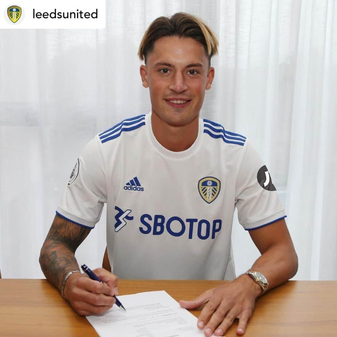 プレミアリーグさんのインスタグラム写真 - (プレミアリーグInstagram)「Another one through the door in Yorkshire 🚪 ⁣ ⁣ #repost • @leedsunited  ✍️ #LUFC are pleased to announce the signing of @robinkoch_official from Bundesliga side SC Freiburg」8月30日 5時11分 - premierleague