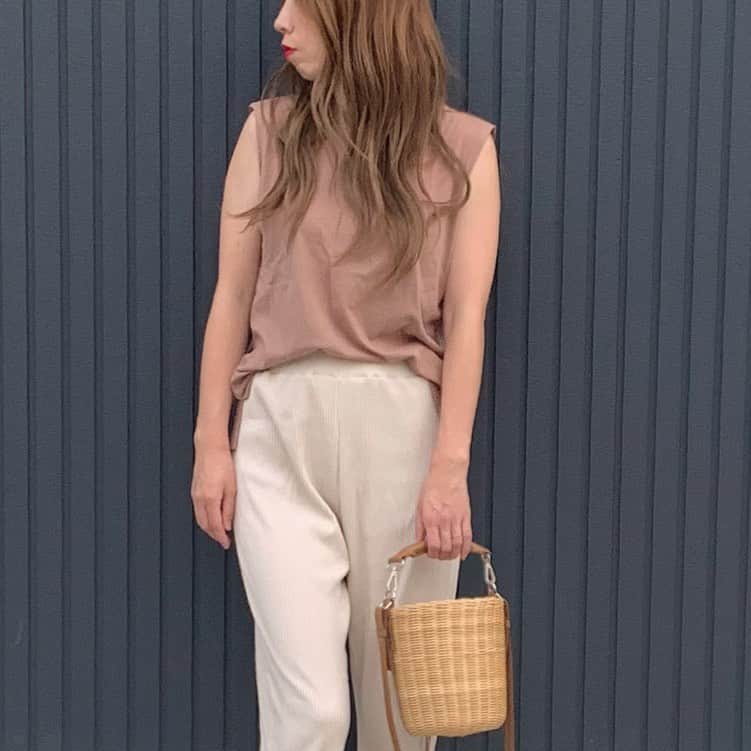 ryuu79hinaのインスタグラム：「いつかのコーデでgm〜☀️.° ・ ・ 去年もの→👕だけど色、形お気に入り🤎 写真撮ってくれたのりゅうちゃんなんだけど… まさかのりゅうちゃんもこの服好きらしいのw あっこれ〜ママが着る服で俺の好きなやつだーって言いながら撮ってくれたんだよね😂→可愛いやつめ💕 ・ ・ しかし…今日も暑くなりそうだね🌞 レディースday2日目にしてTM…⚽️ 熱中症にならないように色々準備しよ！ 子供の為に頑張る𓂃𓃰 ・ ・ ━━━━━━━━━━━━━━━ #ootd#mineby3mootd#ロカリ#instagood#コーデ記録#ママコーデ#GU#ジーユーコーデ#シンプルコーデ#大人スタイル#大人カジュアル#カジュアル#コーデ#ファッション#ぷちぷらコーデ#プチプラ#gu_for_all」