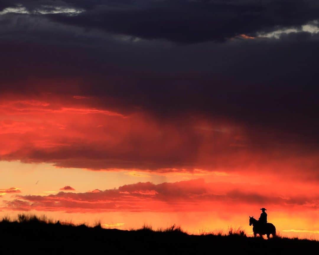 CANON USAさんのインスタグラム写真 - (CANON USAInstagram)「Photo by #CanonExplorerOfLight @dorn.bruce "Sunset Ride. I was location scouting in southwestern Utah with Country Western recording artist, Chris Peterson (and his dun mare, Sisco!) when we were blessed with this stunning sunset. I’ll be shooting Chris’ next music video with my new Canon EOS R5 so it made sense to use the very same camera for a series of location stills.   With Chris and Sisco soaked in local color, I quickly twisted on my Canon RF 70-200mm F/2.8L IS zoom lens, punched in to 200mm, selected ISO 200, chose a shutter speed of 1/800th, and opened the aperture to F/2.8. The EOS R5’s amazing autofocus and Canon’s legendary color science guaranteed that every shot in the sequence was a keeper. Easy-peasy! ❤️  Over the coming weeks I’ll be posting 'behind-the-scenes' updates and 'making of' social media clips as we gallop towards making Chris’ next music video. Lots to see, lots to learn so be sure to ride along on our Western adventure.  See more location scouting pix on my Instagram feed (@dorn.bruce) and follow Chris (@diehardcowboy_) to learn more of his story. He is a talented photographer too!"  Camera: #Canon EOS R5 Lens: RF 70-200mm F2.8 L IS USM  Aperture: f/2.8 ISO: 200 Shutter Speed: 1/800 sec Focal Length: 200mm」8月30日 5時18分 - canonusa