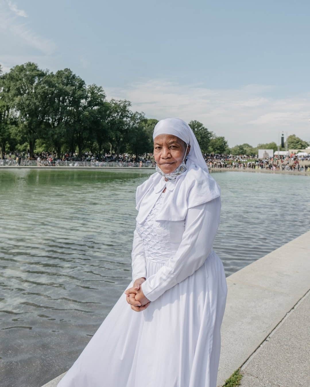 のインスタグラム：「Photo by Stephanie Mei-Ling @stephaniemeiling  Anna Cooper, from Washington, D.C., posed in front of the Lincoln Memorial Reflecting Pool on the 57th anniversary of the March on Washington. "Love is the key. We are all brethren,” she said.  Yesterday's Commitment March honored the 57th anniversary of the March on Washington for Jobs and Freedom, which occurred on August 28, 1963, and emphasized the work still to be done, especially on police and criminal justice reform.」