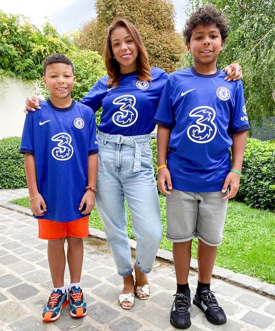 チアゴ・シルヴァのインスタグラム：「🇧🇷 Nada é tão importante quanto a família, e se vcs estão comigo, eu me sinto seguro. Obrigado pelo companheirismo @bellesilva e aos meus filhos, Isago e Iago, que mesmo pequenos e sem entender o quanto me dão forças para ir além!  🇬🇧 Nothing is more important than my family. If you are with me, I feel safe. Thank you for your support, my dear wife @bellesilva, and our kids, Isago and Iago,  so young and yet they give me all the strength to go beyond!  🇫🇷 Rien n’est aussi important que la famille, et si vous êtes avec moi, je me sens en sécurité. Merci pour ton soutien @bellesilva , mon épouse et mes enfants, Isago et Iago, même jeunes, me donnent toute la force pour aller plus loin !  • • • #OhhThiagoSilva #CFC #Chelsea #ThiagoSilva #ChelseaFC #London #LondonCalling #Londres #UnitedKingdom #England #Inglaterra #ThiagoIsBlue #WeAreBlue #ChelseaFans #BluesForever #cfcfans #chelseafootballclub #Chelseafcfans」