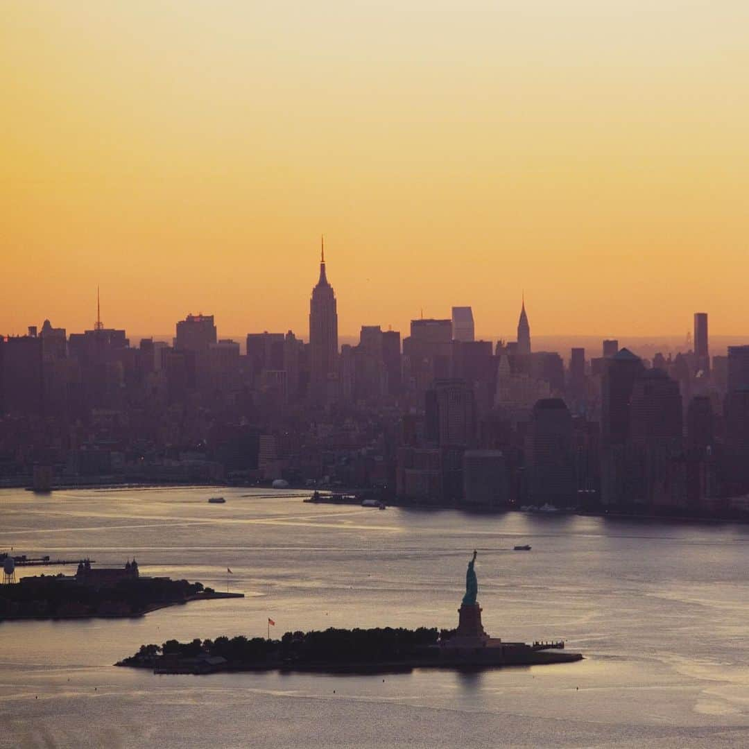 Michael Yamashitaさんのインスタグラム写真 - (Michael YamashitaInstagram)「Walking past the Empire State Building yesterday I was happily surprised to see it was open and even more surprised that there were no lines for New York City’s most iconic landmark and most popular tourist attraction. The building's re-opening just 3 days ago is a sign that the city is back in business. It's fitting that the Empire State Building is among the first of Manhattan's tourist sites to re-open post-pandemic, since it was built during another national crisis, the Great Depression, when it became the tallest building in the world. It's a symbol of the city's resilience. No matter what the angle or the light, the Empire State still dominates the skyline.     These photographs from my book, New York Flying High were shot from a helicopter in 2007, but I think it's now time for a trip to the Empire State's new 102nd floor observatory to document the newcomers to the skyline -- the ungainly pinnacles that have popped up recently vying for tallest building in NYC status. Of these "pencil" buildings swaying above the city streets six are taller than the Empire, but none have its enduring place in the hearts and minds of New Yorkers. #empirestatebuilding #newyorkcity #lovenewyork」8月30日 5時37分 - yamashitaphoto