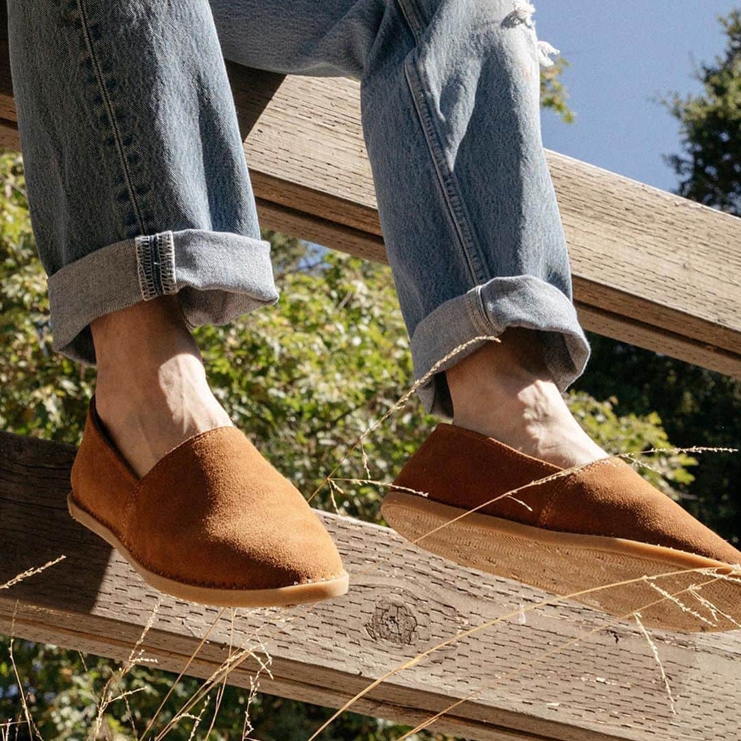 シービーズのインスタグラム：「We made the transition from Summer to Fall seamless with our Cayucos and Lido Slide. The perfect shoes to slip on as you decide whether it's more of a shorts-and-a-sweater day, or jeans-and-a-tee day ☀️🍂」