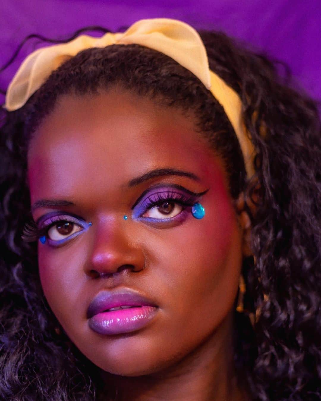 のインスタグラム：「Last week you all voted on which room *you* wanted to see the talented @ravenonrebel turn into a gorgeous makeup look. I’ve admired Raven’s looks all year on TikTok, so today’s room-to-glam project is a bright spot on a bittersweet day. Head up to the stories above to see the full how-to! 💛 Swipe to see the room (by the always incredible @sgardnerstyle that inspired this look!)」