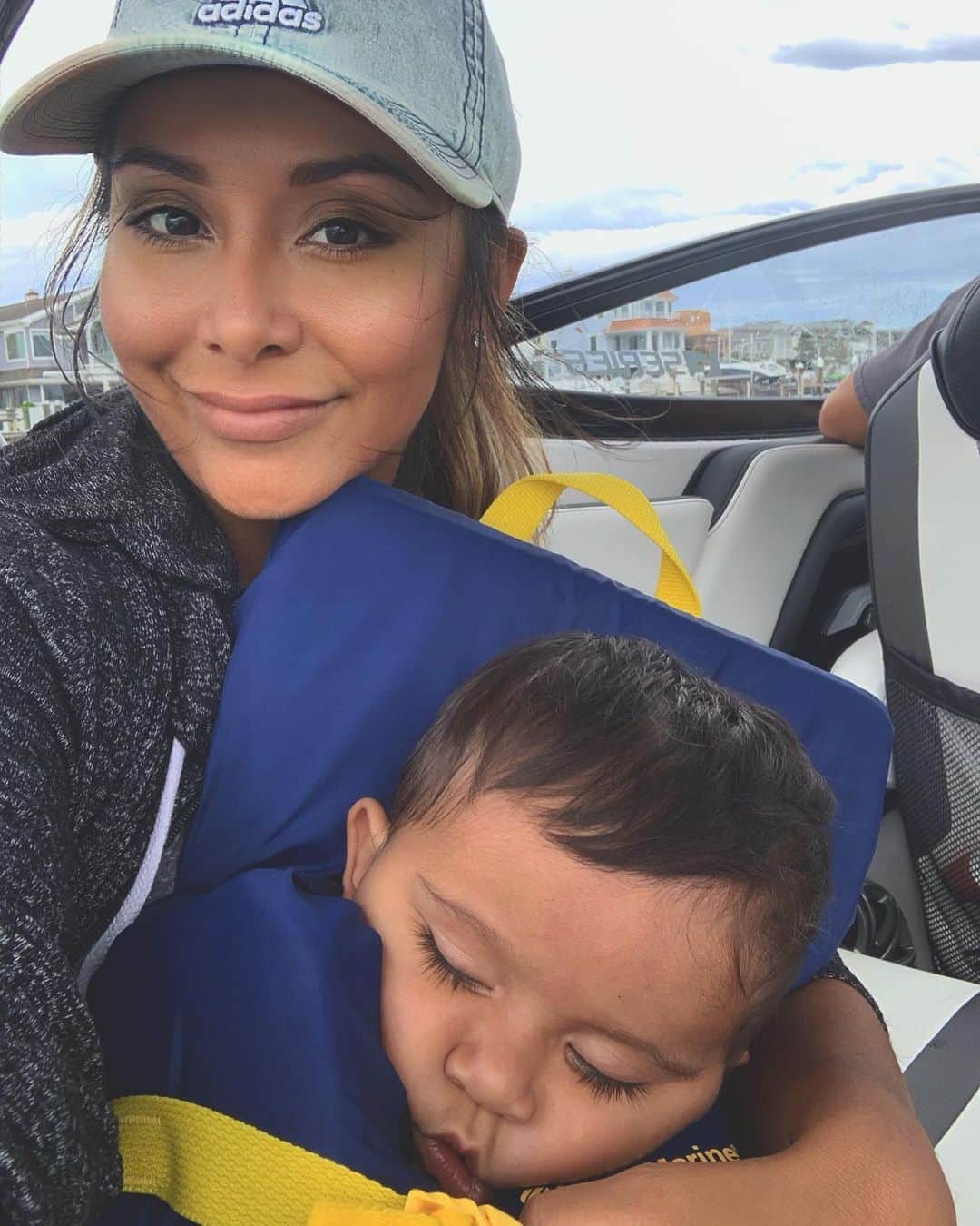 ニコール・ ポリッツィのインスタグラム：「Squishy can’t hang down the shore 😴」