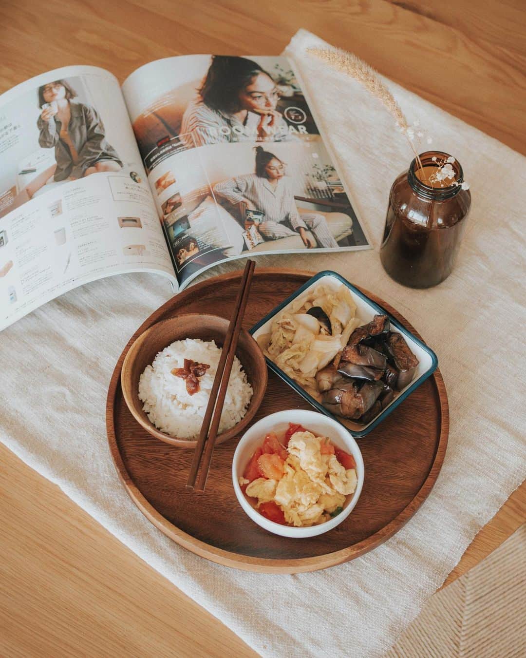 W E Y L I Eのインスタグラム：「I found my new favorite spot for traditional Taiwanese comfort food! 😋 Lu’s Garden was founded in 1989 and is popular among the Asian community in San Gabriel. Wah and I are obsessed and came here 3x in just one week!   When we first walked in, we were welcomed by the friendly staff and clean display of food! I loved that they had a variety of different dishes and how quick we were able to grab some lunch. We were in and out of there with fresh hot food in about 3 minutes! I ordered the tomato egg, cabbage and eggplant! They are also famous for their sweet potato rice porridge that I can’t wait to try next time. If you’re in the neighborhood, definitely stop by and check them out! They are following social distancing rules with 1 group inside at a time and offering outdoor seating in the parking lot.   Sorry I haven’t been sharing as many restaurants as I had hoped this month.  This month was unexpectedly busy and I’ve been juggling quite a few things. I plan to keep this a ongoing thing here, so stay tuned for more mom and pop restaurants I’ll be sharing!」