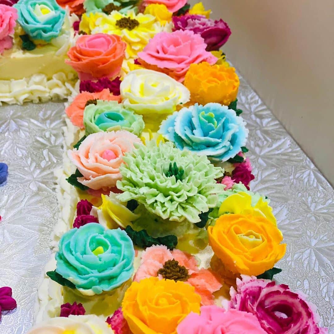 SUPER CAKESさんのインスタグラム写真 - (SUPER CAKESInstagram)「Flowers always make us better and happier💐🌹🌷🌺🌸🌼🌻 #floral theme cake for a princess ❤️ #nofondant #nomold #buttercreamflowers  #floralthemecake #differentcolours #floralcakes #birthdaycake #numbercake #creamcheese #pistaflavour #buttercreamflowers #homebaker #cakeartist #qatarbaker #buttercreamroses #cakephotography #yummycake #qatar」8月30日 6時23分 - super.cakes