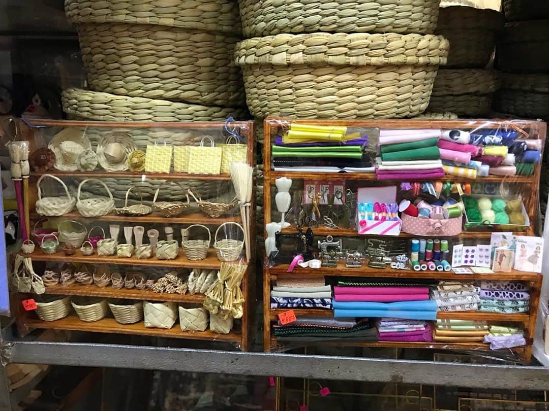 トームさんのインスタグラム写真 - (トームInstagram)「This is a miniature handwoven straw hat and basket from my favorite shop at my favorite market in #MéxicoCity Swipe through for the cutest things ever! Put in your requests @jsparlett @raquelcab @emil.hunt」8月30日 6時28分 - tomenyc