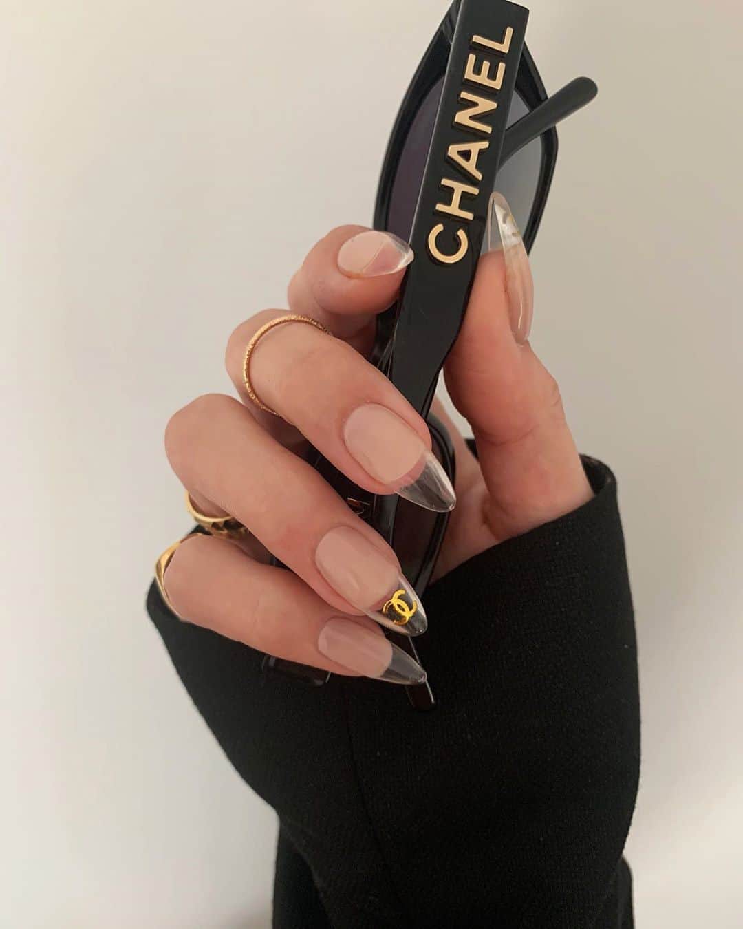 WHO WHAT WEARさんのインスタグラム写真 - (WHO WHAT WEARInstagram)「Level up your nail game, why not. 💅  Tap our link for 15 cool fall nail trends that you can start wearing now. photo: @amyle.nails」8月30日 6時30分 - whowhatwear