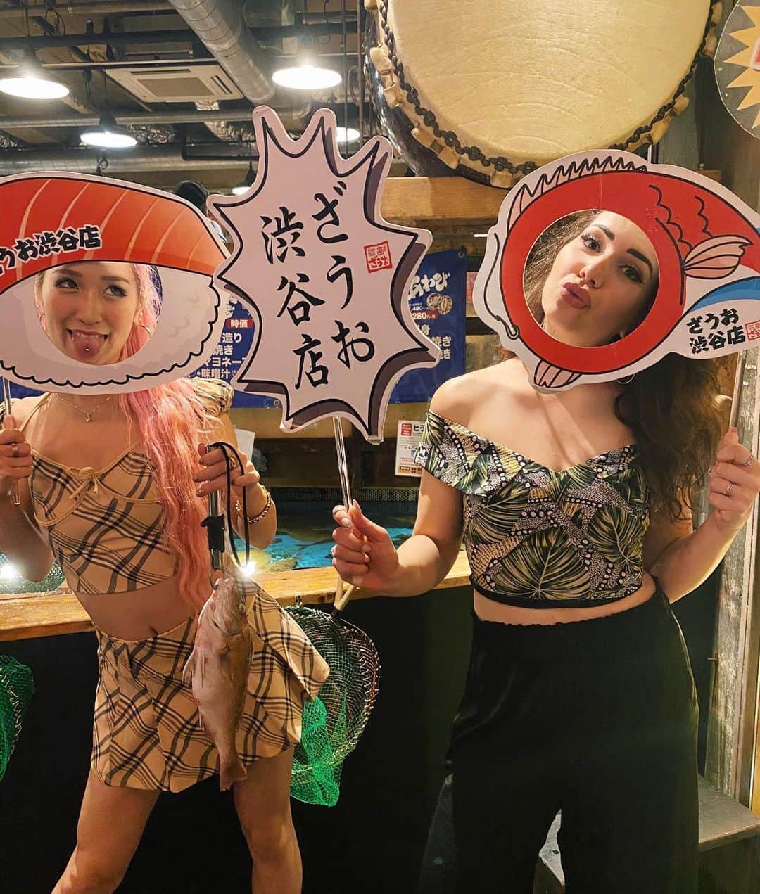 Yumikaさんのインスタグラム写真 - (YumikaInstagram)「自分でお魚を釣って調理してもらえるお店ーーー🐟💖💖 楽しいし美味しいし最高✨✨✨✨ 最近 #東京 のユニークでイケてるスポット常に探してる💕 おすすめあったら教えてください😍 . #釣り #japanese #tokyojapan #渋谷グルメ #funrestaurant」8月30日 6時41分 - yuminem923