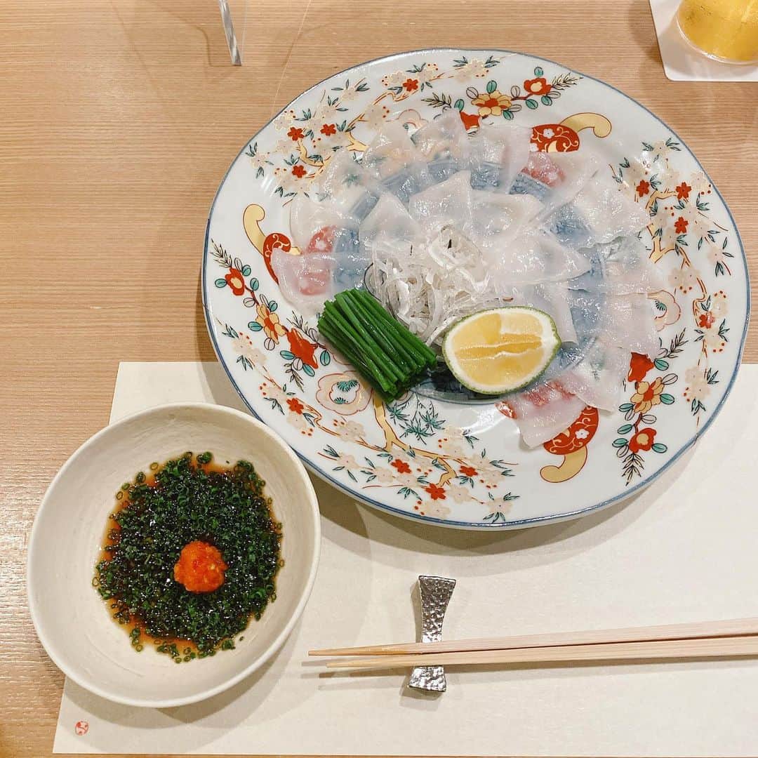 東森美和のインスタグラム：「先日… 西麻布のふぐ🐡山田屋さんへ  冷のひれ酒と共に〜😍 日本酒が進みました。美味でした。  ご飯を載せる事多いけど、 ほぼこれは個人的な記録です😂  お腹すいたらインスタを見返して記憶を蘇らせて楽しんでますww  #山田屋 #ふぐ山田屋 #西麻布グルメ」