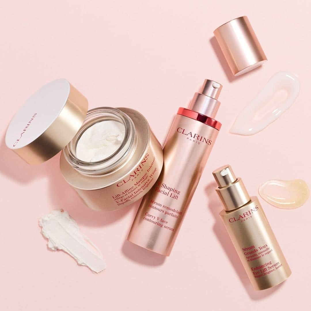 Clarins Canadaさんのインスタグラム写真 - (Clarins CanadaInstagram)「The complete Clarins face shaping routine for defined contours, refined features and bigger, brighter-looking eyes.💕⁣ __________⁣ La routine Clarins complète pour remodeler le visage, redéfinir les contours, affiner les traits et pour un regard plus ouvert, plus lumineux.💕⁣ .⁣ .⁣ .⁣ #Clarins #ItsAllAboutYou #VShapingFacialLift #ShapingFacialLift」8月30日 6時45分 - clarinscanada