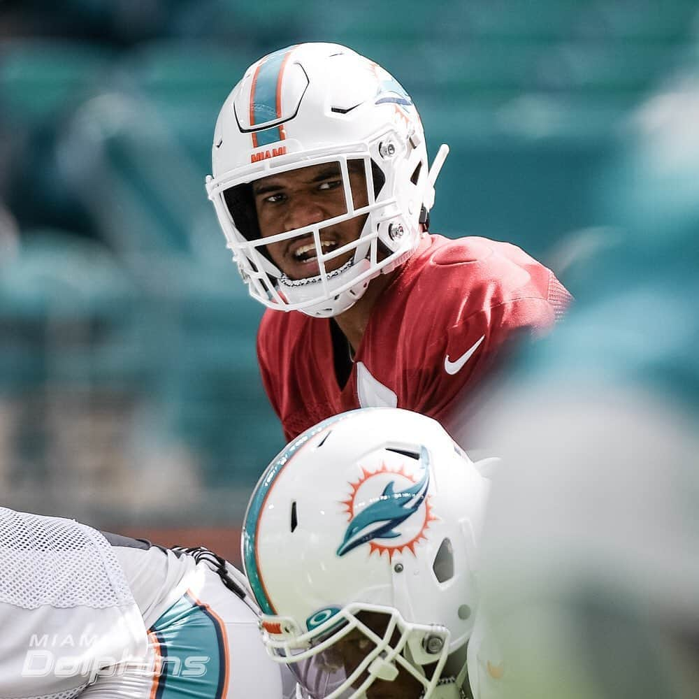 マイアミ・ドルフィンズさんのインスタグラム写真 - (マイアミ・ドルフィンズInstagram)「Rehearsal 👔」8月30日 6時53分 - miamidolphins