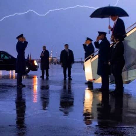 AFP通信さんのインスタグラム写真 - (AFP通信Instagram)「AFP Photo 📷 @saulloeb - US President Donald Trump disembarks from Air Force One as lightning splits the sky during a storm at Joint Base Andrews in Maryland, August 28, 2020.  #lighting」8月30日 6時54分 - afpphoto