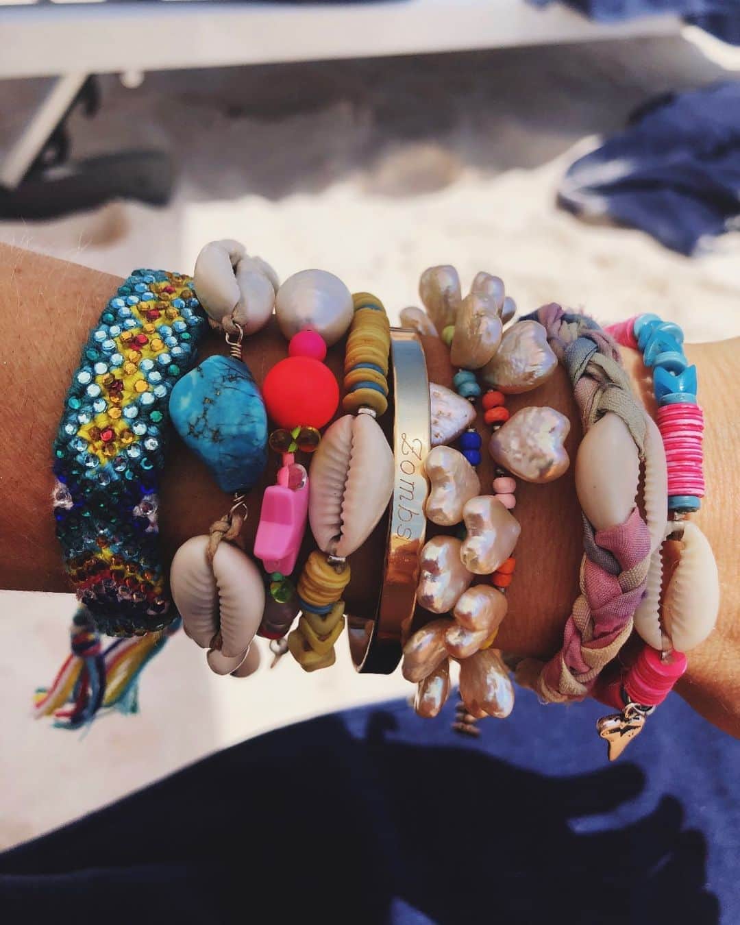 ダニジョーのインスタグラム：「TIME CHECK 🌈💗🏖💞🥳 #armparty #dannijogirls」
