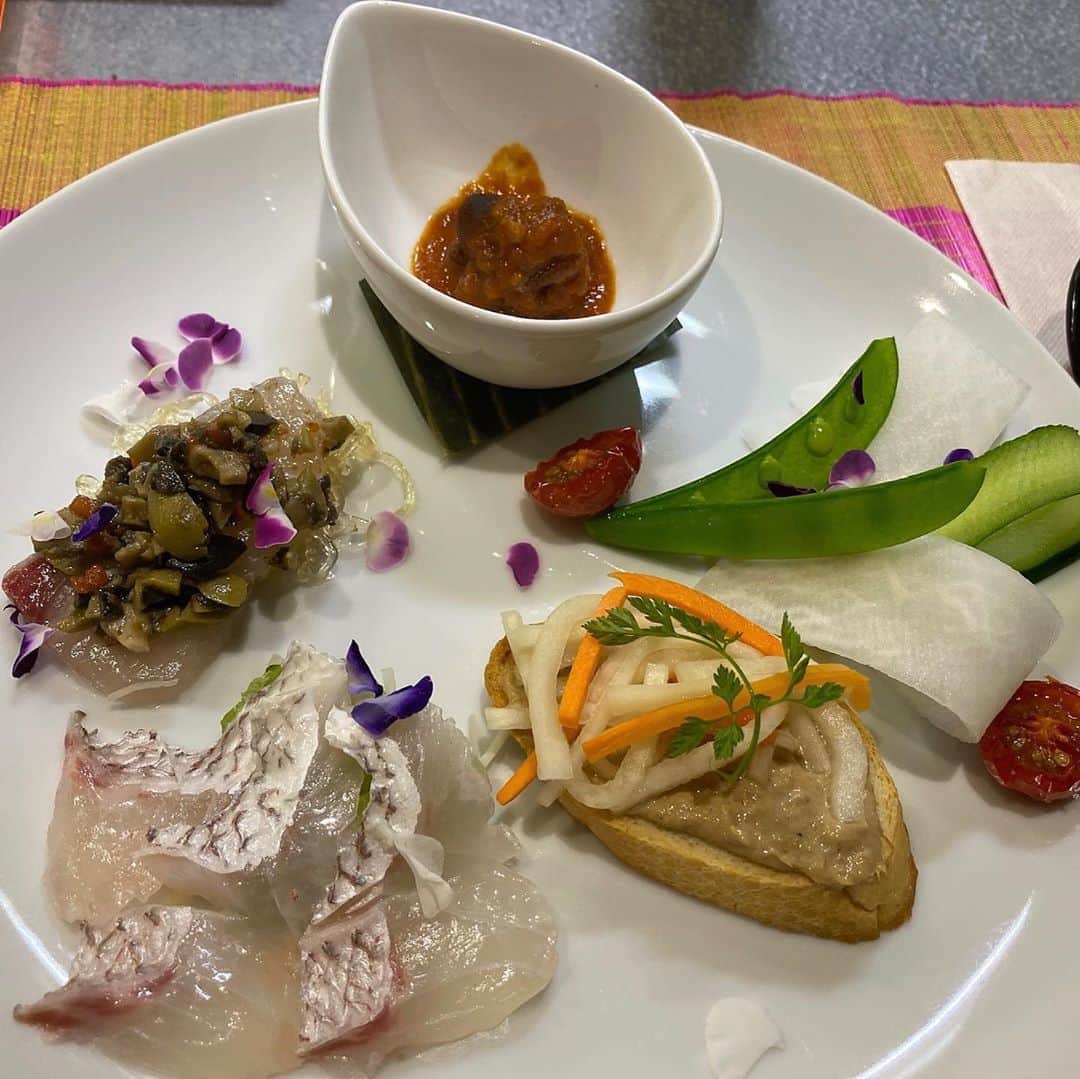 水木一郎さんのインスタグラム写真 - (水木一郎Instagram)「昨日のディナー。いつもお世話になっているお店のシェフがメニューにはない創作料理を作ってくれました。これってフランス料理⁈と思えるほどの料理の数々。どれもほっぺたが落ちるほど美味しかったZ!ちなみにこのお店はアジアン料理のお店なんだゼーット！ #dinner  #創作料理  #プロの腕前  #ほっぺた落ちた  #水木一郎  #iciromizuki」8月30日 7時05分 - ichiromizuki