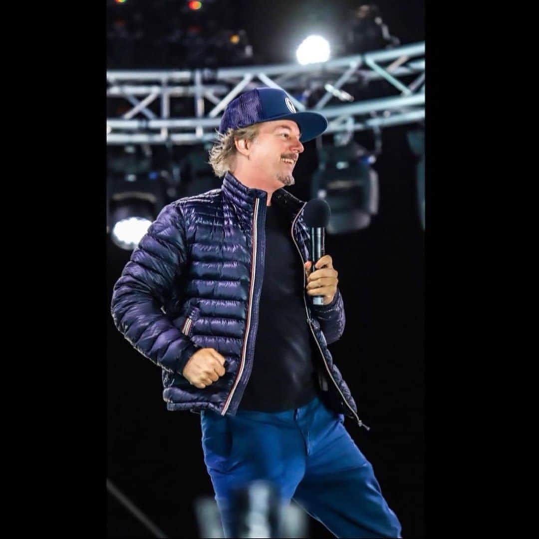 デヴィッド・スペードのインスタグラム：「Last night was fun doing stand up at a drive in with @iamrobschneider WHERE ALL MY CAMRY’s AT?!!! @concertsinyourcar_ @scottyamanophotography. And #markwebb」