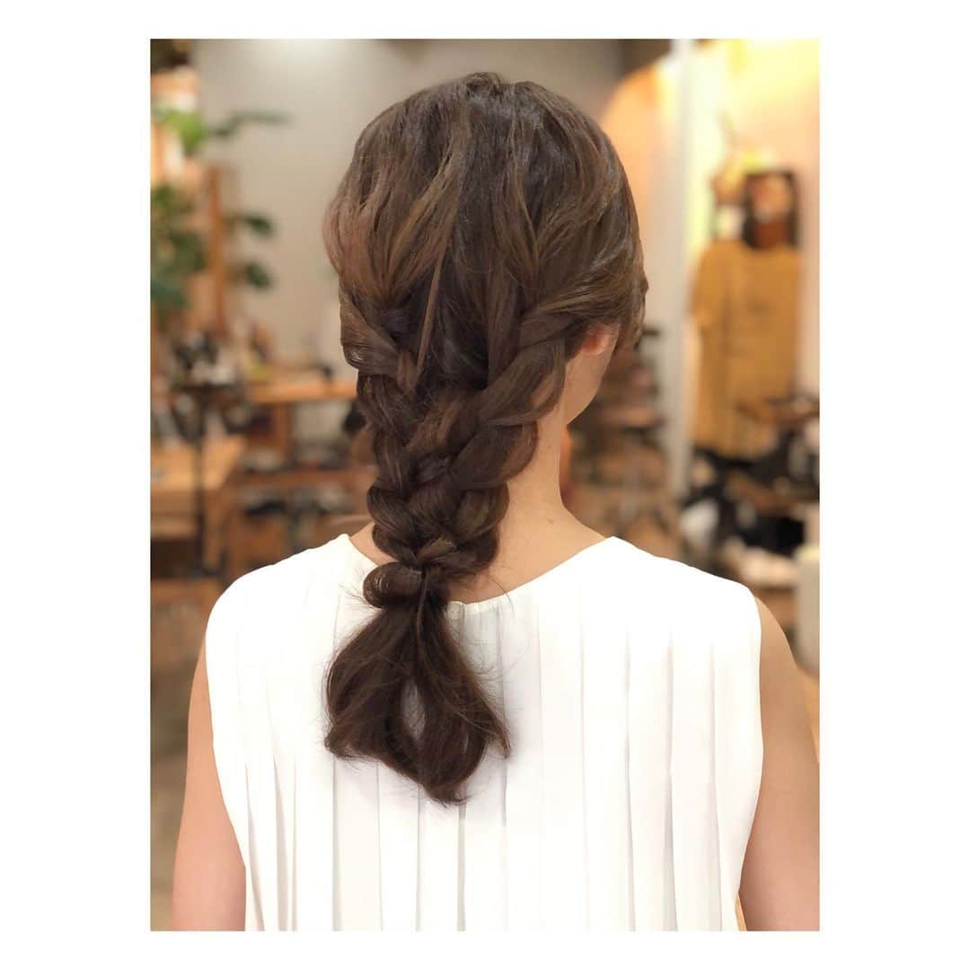 大原由美子さんのインスタグラム写真 - (大原由美子Instagram)「・ 皆さま、おはようございま〜す❤︎ 今日は先日 postしたヘアサロンでのpicの続き〜💇‍♀️ 仕上げに可愛いアレンジをしていただきましたっ🙌 お店は姫路にある「@Wooluuw（ウールー）」❤︎ ✔︎Hair Stylist  @ayumi_hiraoka さんのアレンジはホント素敵なの！！ 今回のカラーは「ラベンダーアッシュ」 アレンジは「編みおろしスタイル」にしてくださいました〜♬ いつもアレンジの名前が分からなくって… 今回からちゃんと聞くようにしたっ♬ いつも仕上げにアレンジもしてくださる平岡さん✨ 時間に追われている毎日なのにありがとうございました〜！🙇‍♀️ 平岡さんのオリジナルヘアアレンジ… 今回もめちゃくちゃ可愛い〜❤︎ この度もお世話になりありがとうございました〜🙌 超お気に入りの洗い流さないトリートメント… 「アウトバスミルク」もまたまた買ってきた〜♬ swipeするとアウトバスミルクも出てきま〜す❤︎ 動画もありますので見てもらえると嬉しいですっ❤︎ 後ろ姿が続いていますが… 平岡さんとのお遊びshotもありまーす！！ 嫌であろうこんな遊びにも付き合ってくれていつも感謝ですっ🙏 上の↑picを横に⇒swipeしてくださいね♬ ・ #Wooluuw#サロンスタイル#ヘアサロン#✂︎#最幸かよ プリンス平岡さんはとにかくオモロイ#姫路#編みおろし#カメラマンさんと繋がりたい #ヘアカラー でイメチェンしたよ#ヘアアレンジ　カラーは#ラベンダーアッシュ#サロンスタイル#💇‍♀️#✂️#hairsalon#モデル#サロモ もしてるよ#model#ヘアカタログ#写真を撮るのが好きな人と繋がりたい#お洒落さんと繋がりたい#fashionmodel#ファインダー越しの私の世界#寒色系カラー#모델#模特#ウールー #姫路美容室#女子力アップ #少女漫画 shotあり😁」8月30日 7時15分 - oharayumiko0228