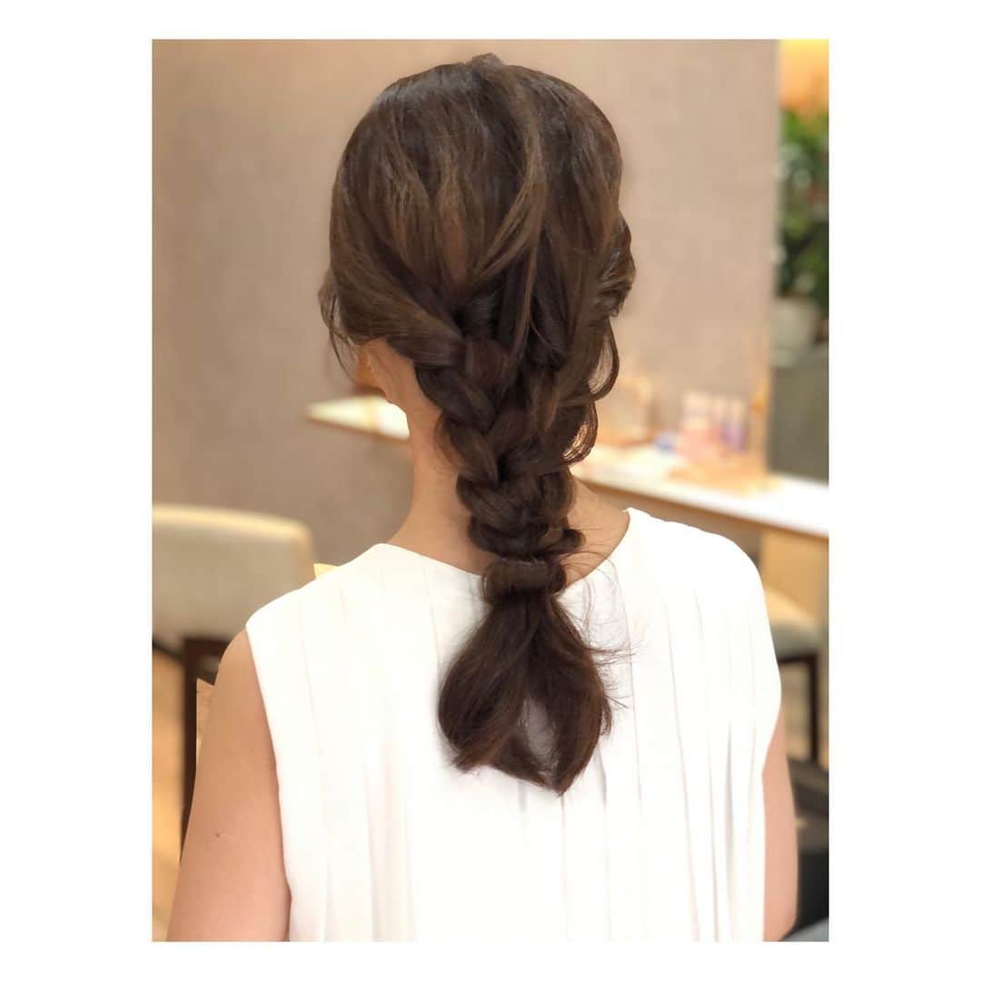 大原由美子さんのインスタグラム写真 - (大原由美子Instagram)「・ 皆さま、おはようございま〜す❤︎ 今日は先日 postしたヘアサロンでのpicの続き〜💇‍♀️ 仕上げに可愛いアレンジをしていただきましたっ🙌 お店は姫路にある「@Wooluuw（ウールー）」❤︎ ✔︎Hair Stylist  @ayumi_hiraoka さんのアレンジはホント素敵なの！！ 今回のカラーは「ラベンダーアッシュ」 アレンジは「編みおろしスタイル」にしてくださいました〜♬ いつもアレンジの名前が分からなくって… 今回からちゃんと聞くようにしたっ♬ いつも仕上げにアレンジもしてくださる平岡さん✨ 時間に追われている毎日なのにありがとうございました〜！🙇‍♀️ 平岡さんのオリジナルヘアアレンジ… 今回もめちゃくちゃ可愛い〜❤︎ この度もお世話になりありがとうございました〜🙌 超お気に入りの洗い流さないトリートメント… 「アウトバスミルク」もまたまた買ってきた〜♬ swipeするとアウトバスミルクも出てきま〜す❤︎ 動画もありますので見てもらえると嬉しいですっ❤︎ 後ろ姿が続いていますが… 平岡さんとのお遊びshotもありまーす！！ 嫌であろうこんな遊びにも付き合ってくれていつも感謝ですっ🙏 上の↑picを横に⇒swipeしてくださいね♬ ・ #Wooluuw#サロンスタイル#ヘアサロン#✂︎#最幸かよ プリンス平岡さんはとにかくオモロイ#姫路#編みおろし#カメラマンさんと繋がりたい #ヘアカラー でイメチェンしたよ#ヘアアレンジ　カラーは#ラベンダーアッシュ#サロンスタイル#💇‍♀️#✂️#hairsalon#モデル#サロモ もしてるよ#model#ヘアカタログ#写真を撮るのが好きな人と繋がりたい#お洒落さんと繋がりたい#fashionmodel#ファインダー越しの私の世界#寒色系カラー#모델#模特#ウールー #姫路美容室#女子力アップ #少女漫画 shotあり😁」8月30日 7時15分 - oharayumiko0228