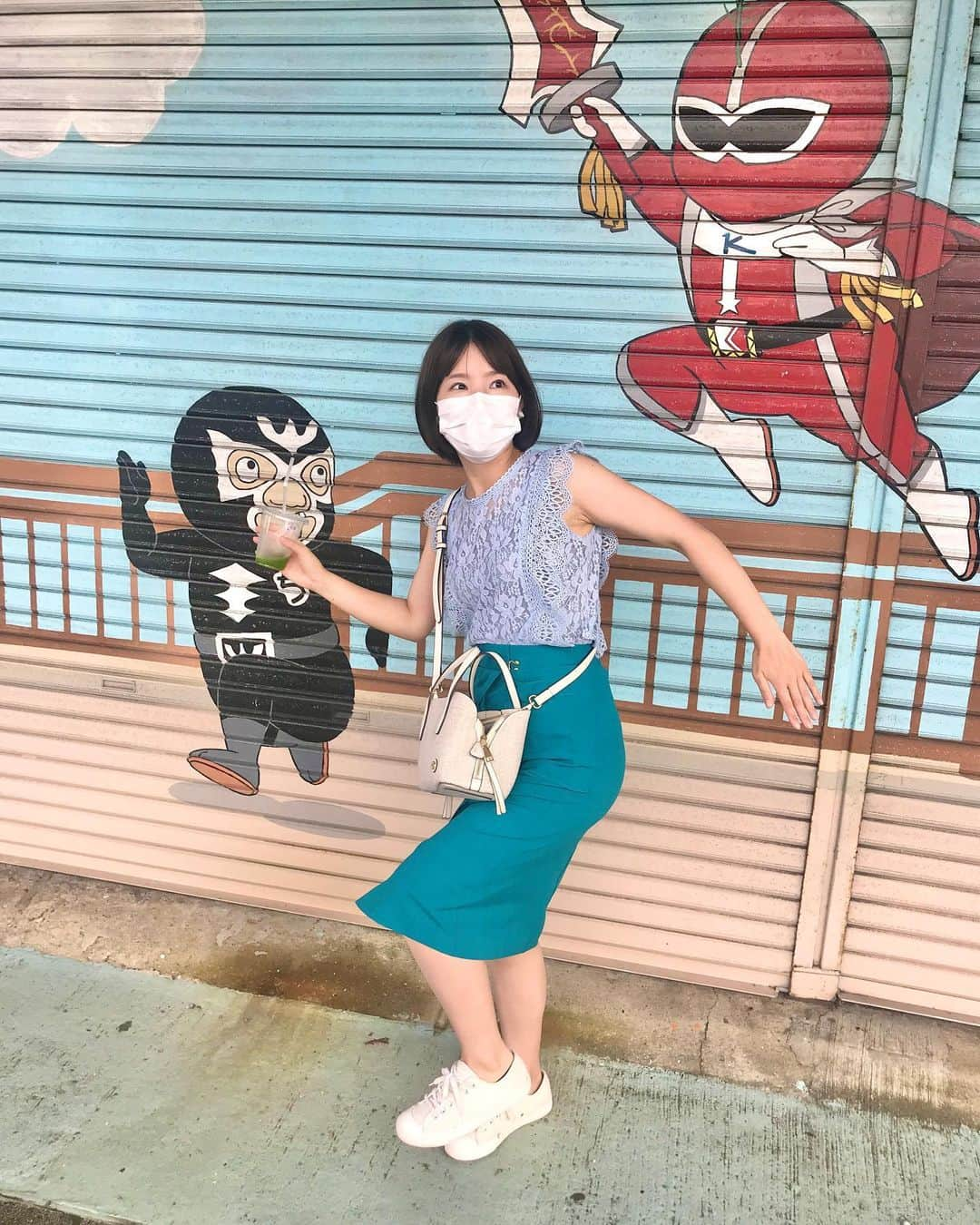 平地真菜のインスタグラム：「夏休み楽しんでます🤗 いいシャッターがありました  #夏休みの思い出  #川棚町  #かわたな戦隊クジャクマン という名前のレンジャー 追われてるのは#チョバーズ というらしい #マスクと目出し帽と怪しさオソロ」