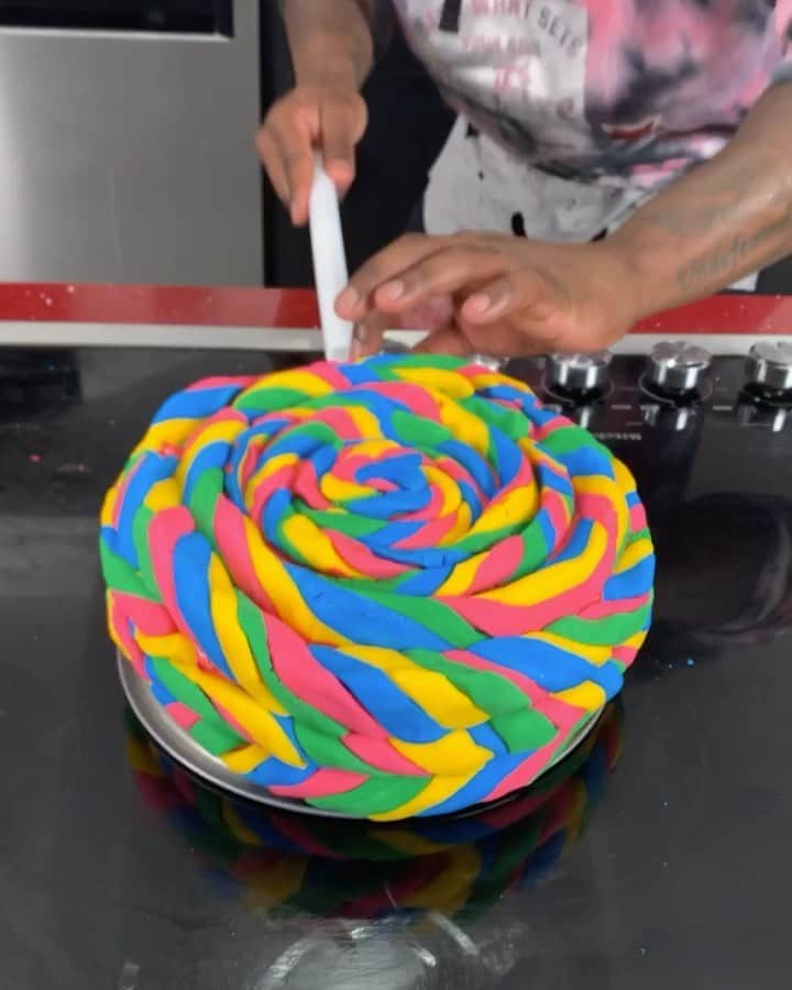 ジェイソン・デルーロのインスタグラム：「Lollipop Cake. Thankyou for 31 Million on TikTok #millimeals」