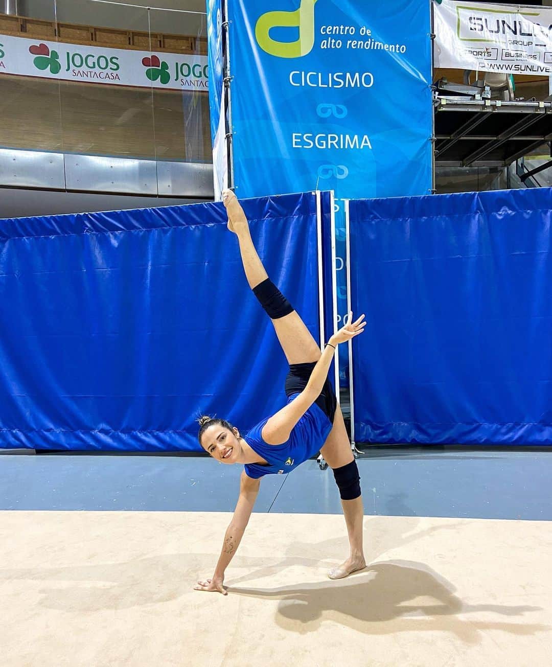 ナターリア・ガウジオのインスタグラム：「Mais uma semana de treinamentos encerrada com sucesso!! Dias muito cansativos e muitooooo produtivos!! Estamos aproveitando ao máximo essa oportunidade incrível!! Felicidade que transborda!! 🙏🏻😍✨🤸🏼‍♀️💪🏻🇵🇹❤️ #missaoeuropa #love #rhythmicgymnastics #flexibility #happiness #focus #portugal #sangalhos #cbg #cob #timebrasil #gaudiofitness」