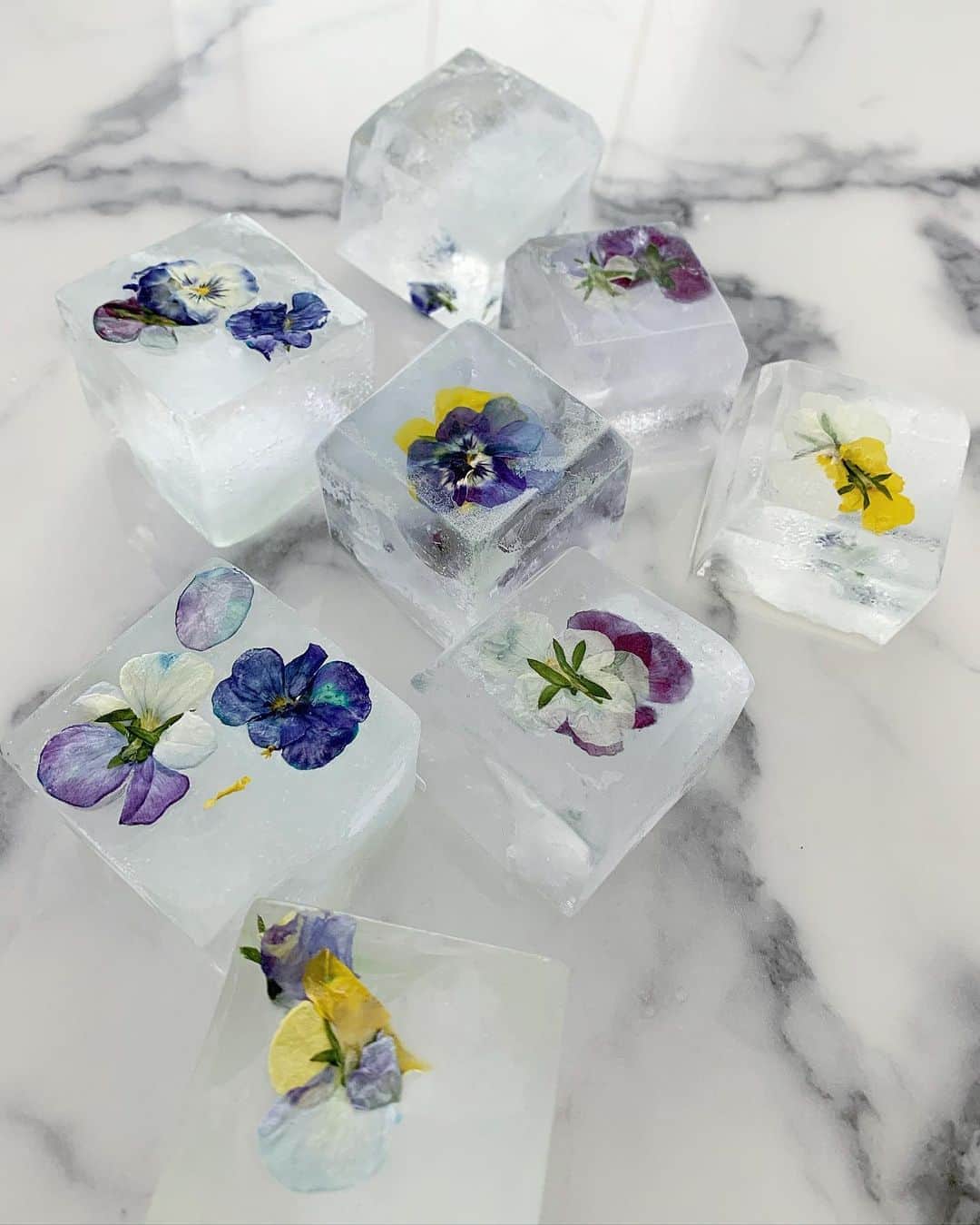 のインスタグラム：「可愛い氷作った🧊🌺 食用花だからお花まで食べれます😋 飲み物に入れてオシャレなドリンクTimeを…・*.＊❤️ #夏らしいキラキラ氷🧊 #一気に涼しさ増しますね✨」