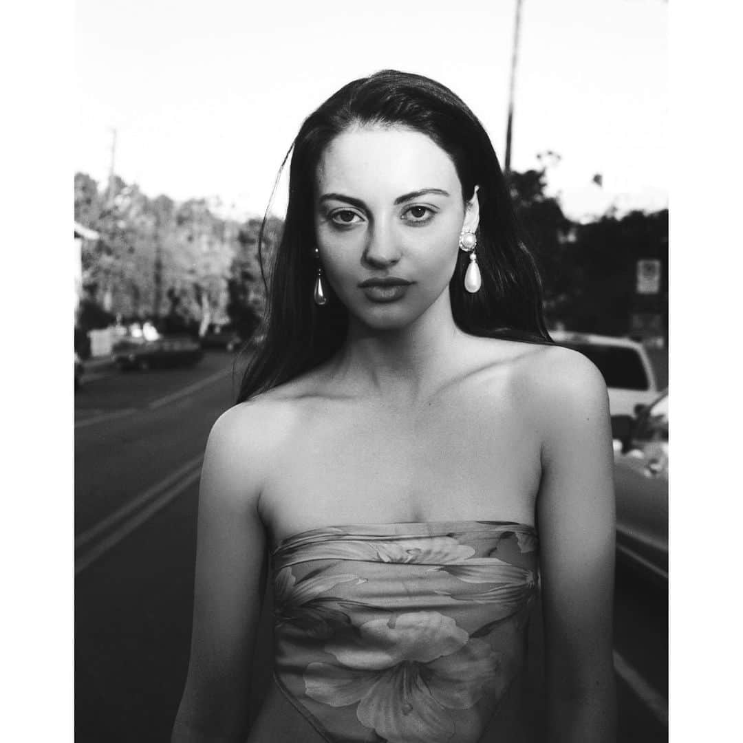 トゥルー・ミューレンのインスタグラム：「She’ll be coming around the mountain here she comes」