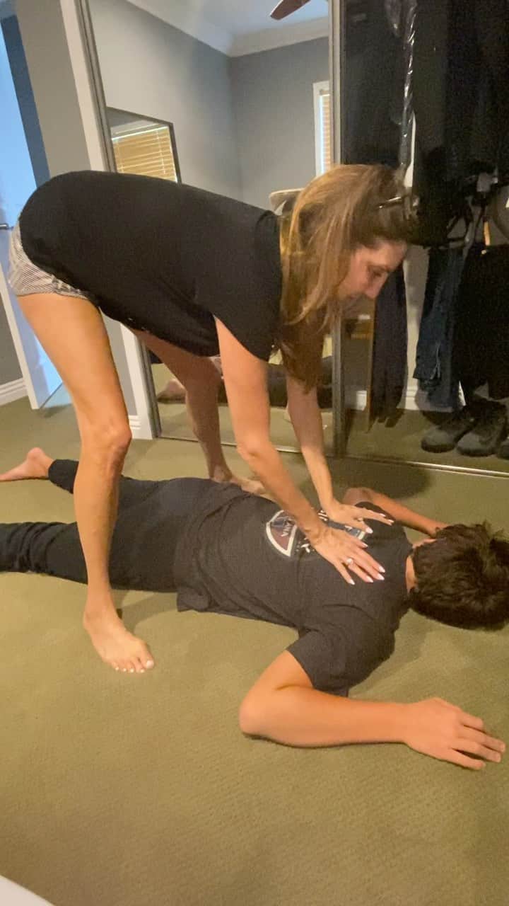 ヘザー・マクドナルドのインスタグラム：「I’m not a licensed chiropractor but I am a licensed mom. Please don’t call CPS. I swear he is fine. #backcracking」