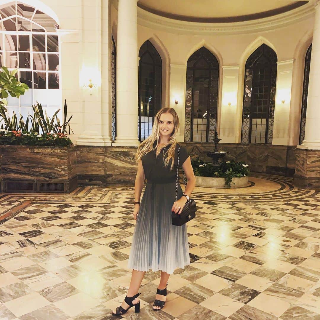 ナタリヤ・ポポワのインスタグラム：「🍀🌿🍃 “May your feet follow your heart” #casaloma」