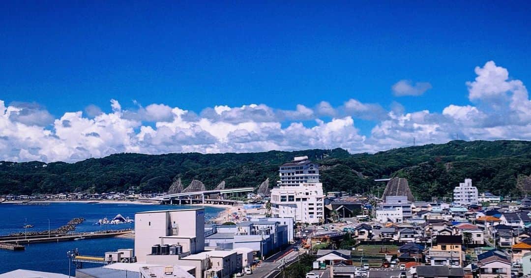 片岡千之助のインスタグラム：「夏 2020  #夏　#写真  #海　#空　#町　#波 #日本　#自然  #summer  #japan」