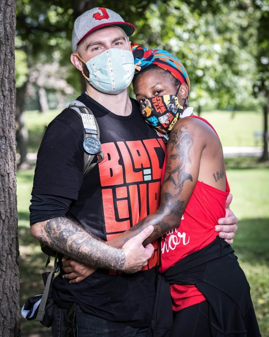 のインスタグラム：「Photo by @waynelawrence “Things are not OK, and if we have to be out in the streets to say that they’re not OK, I’m willing to be out here. I very easily could have been Breonna Taylor. My dad or my brother could have been any of these unarmed Black men that have been killed. And it’s not hard to be empathetic, it's not hard to be a good person, and I don’t mind sweating out in these streets to make sure that people know that things aren’t all right and we’re not going to stand for it anymore.” —Caitlin Connor, with Travis Lee.  Yesterday's Commitment March honored the 57th anniversary of the March on Washington for Jobs and Freedom, which occurred on August 28, 1963, and emphasized the work still to be done, especially on police and criminal justice reform.」